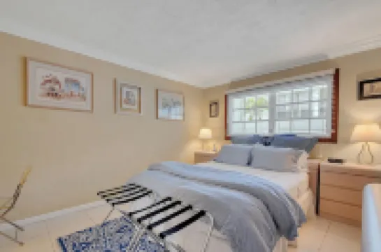 Keybiscayne Charmer half a block from private Beach, Restaurants and Boutiques!!
