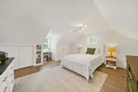 Modern & Cozy 4 bd/3 ba WC convenience!