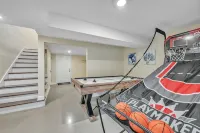 Spacious water-facing 5-bedroom loft with backyard access to Cedar Lake Hotels in Cedar Lake