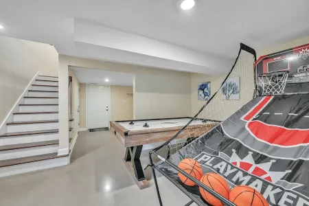 Spacious water-facing 5-bedroom loft with backyard access to Cedar Lake