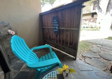 Cheerful Calming Condo Near Clear Lake, NASA, Kemah, League City, and Pasadena. Отели рядом с достопримечательностью «Rex L Meador Park»