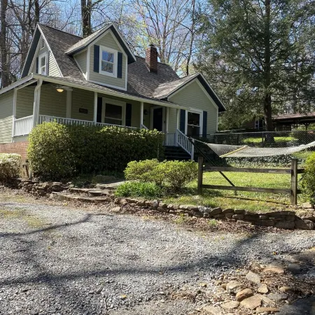Cozy historic cottage in the woods. 10 minute walk to town