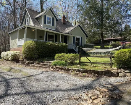 Cozy historic cottage in the woods. 10 minute walk to town Hotels in Tryon