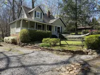 Cozy historic cottage in the woods. 10 minute walk to town