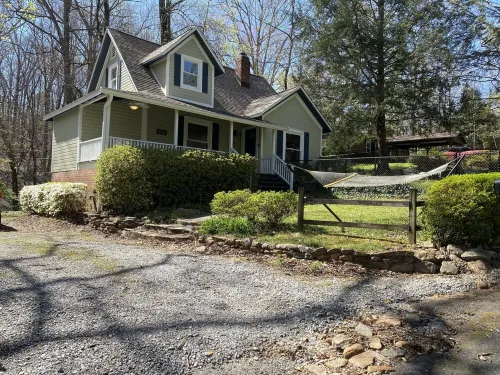 Cozy historic cottage in the woods. 10 minute walk to town