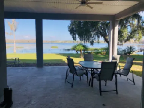 Cozy Lake Front Cottage