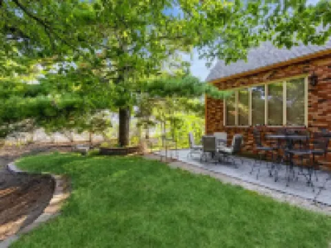 Walnut Place a Charming Home in Historic Valley Junction area of West Des Moines โรงแรมใน