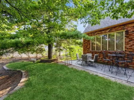 Walnut Place a Charming Home in Historic Valley Junction area of West Des Moines Отели рядом с достопримечательностью «Clive Elementary School»