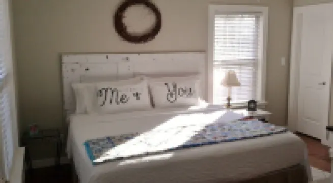 ♥ Sleep in the woods, wake to the birds - Hot tub,  King bed,  PRIVACY!