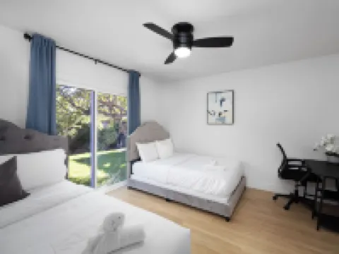 NEW Lux 5BR Villa Near Disney, Knotts, LA, OC w/ Hot Tub & Games Hoteles en Fullerton