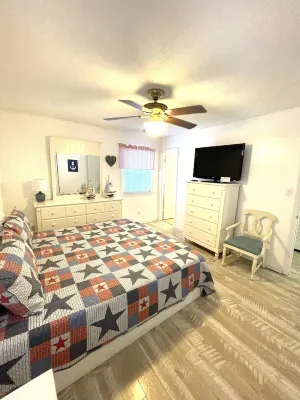 Cozy beach breeze 1 home with inviting pool & charming private deck/pets welcome T.I.G.E.R.S. 프레절베이션 스테이션 주변 호텔