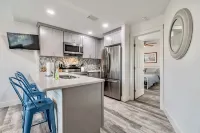 BOARDWALK BUNGALOW - JOHNS PASS & BEACH JUST STEPS AWAY Hotels near Madeira Beach