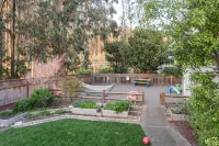 Relaxing Home – ocean views w/hot tub, & short walk to beach!