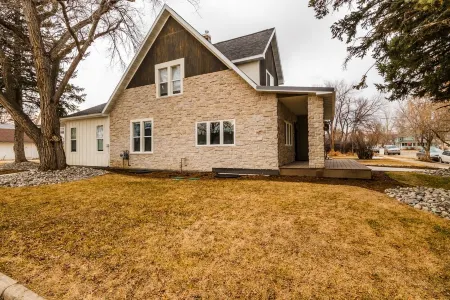 Fully remodeled corner home, 3 blocks from Main Street and across from the park. Отели в г. Шеридан