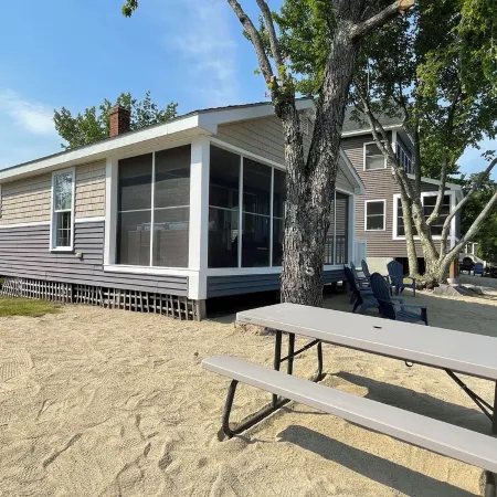 Cozy lakefront home on Ossipee Lake, w/beach, dock and amazing view. Отели в г. Оссипи