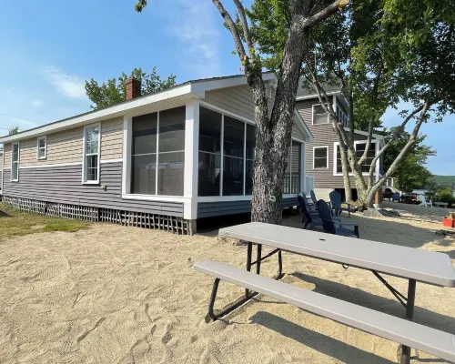 Cozy lakefront home on Ossipee Lake, w/beach, dock and amazing view. Hotéis em Ossipee