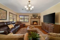 The Brady Bunch House: 6 Bedrooms / 4 Bathrooms / Game Room and Screened Porch!
