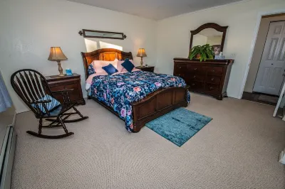Close To All Amenities. Professionally Decorated And Cleaned. Quiet.