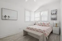 Hang With the Locals at the SURF PARK House! 3 blocks to the Beach, Pet friendly