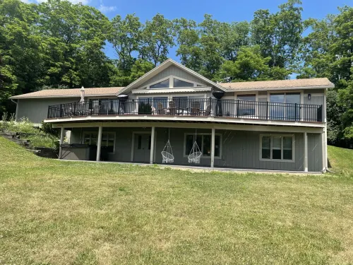 Beautifully Renovated Lodge with Lakeview