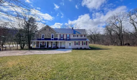 The River House: stone section built in 1790, borders the scenic Juniata  River! Отели в г. Juniata County