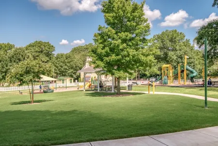 Walk Downtown! Large Pool, Hot tub, Fire pit, Close to EVERYTHING!