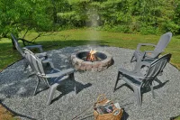 Classic Log Cabin 15 minutes to downtown Asheville-fire pit, pond, fireplace