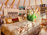 The Yoga Yurta... Extremely Civilized Glamping at Sunny Mellow Eco Villa! โรงแรมใน