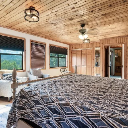 Secluded fully renovated large cabin, with gorgeous mountain views, 5BD, 4BA