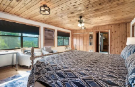 Secluded fully renovated large cabin, with gorgeous mountain views, 5BD, 4BA