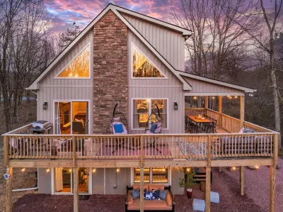 NEW - Luxury Family Retreat - Hot Tub, Game Room