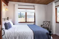 Tranquil cottage with fenced garden, fire pit, bbq, outdoor dining and hot tub.