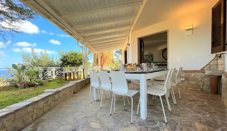 VILLA BY THE SEA WITH SPAGHETTI WELCOME Отели в г. Torre Colonna-Sperone