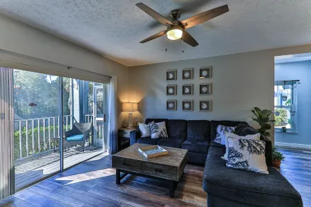 Waterfront Sleeps 6 w/private boat dock and heated pool.