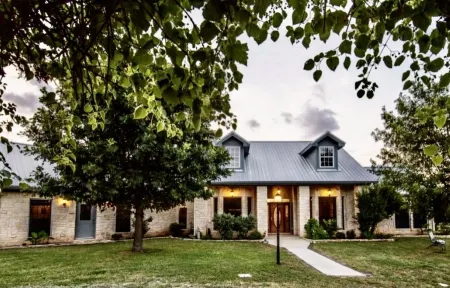5 bedroom house w/pool -- private ranch just 1 hr from Waco