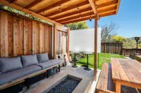 Exquisite 3-bedroom home with hot tub & firepit Hotels near Reinhardt Redwood Regional Park