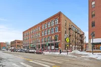 Huge King Bed Loft Downtown - Balcony - Grocery - Brewery - Court Ave Nightlife