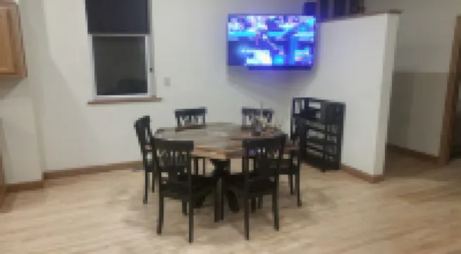 Logde sleeps 11 ...set up for exploring the Mississippi River or Driftless Area.