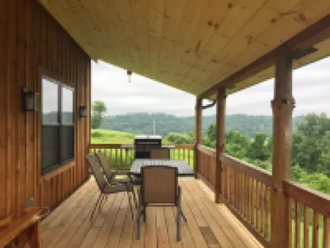 Romantic getaway in Southeastern Ohio.  Family and pet friendly.