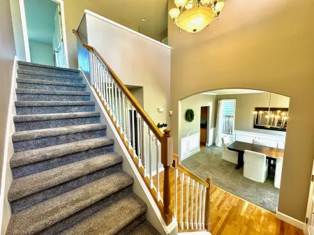 5BR home, fire place, & plenty of space! 14 guests