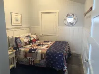 Adorable beach cabin within a few steps to a secluded beach!