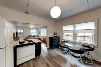 Charming Beach Cottage, 2 blocks from the water!