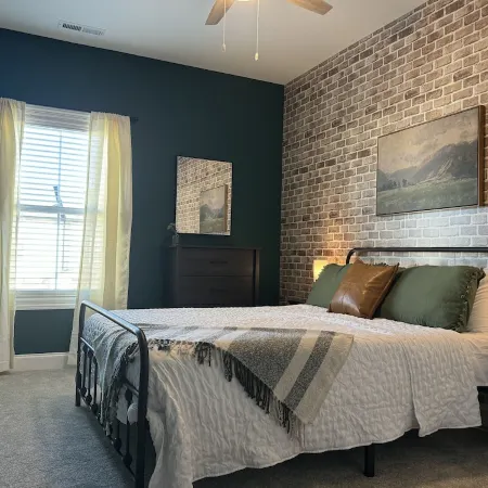 Luxury Townhome w/pool and shuffleboard. 30 min to Nashville!