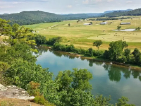 Calico Rock Cabin-500 Calico St 390 Chessmond Ferry Rd viewing the White River Hotels in Izard County
