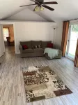 Beautiful Parkside 5 Bedroom Cottage in Midland, Fenced Front Yard, Access Ramp