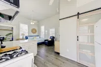 Beauty on Ball -Studio 3- King Bed, Great Location