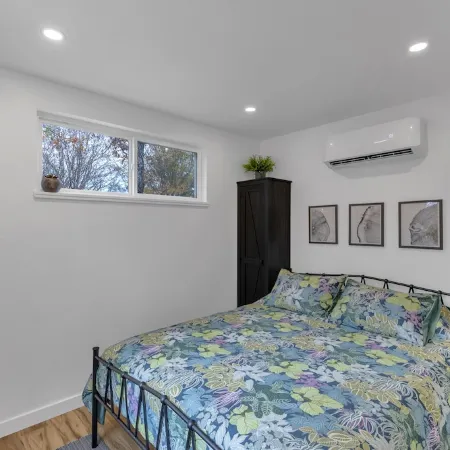 Cozy Cabin in the woods! Queen bed, quiet, peaceful, secluded getaway.