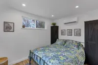 Cozy Cabin in the woods! Queen bed, quiet, peaceful, secluded getaway.