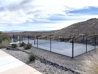 Poolside St. George Getaway, 4 BD/3.5 BA Lofts Townhome