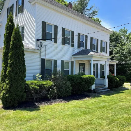 Family friendly serene house close to beaches, sleeps 8, lot off street parking